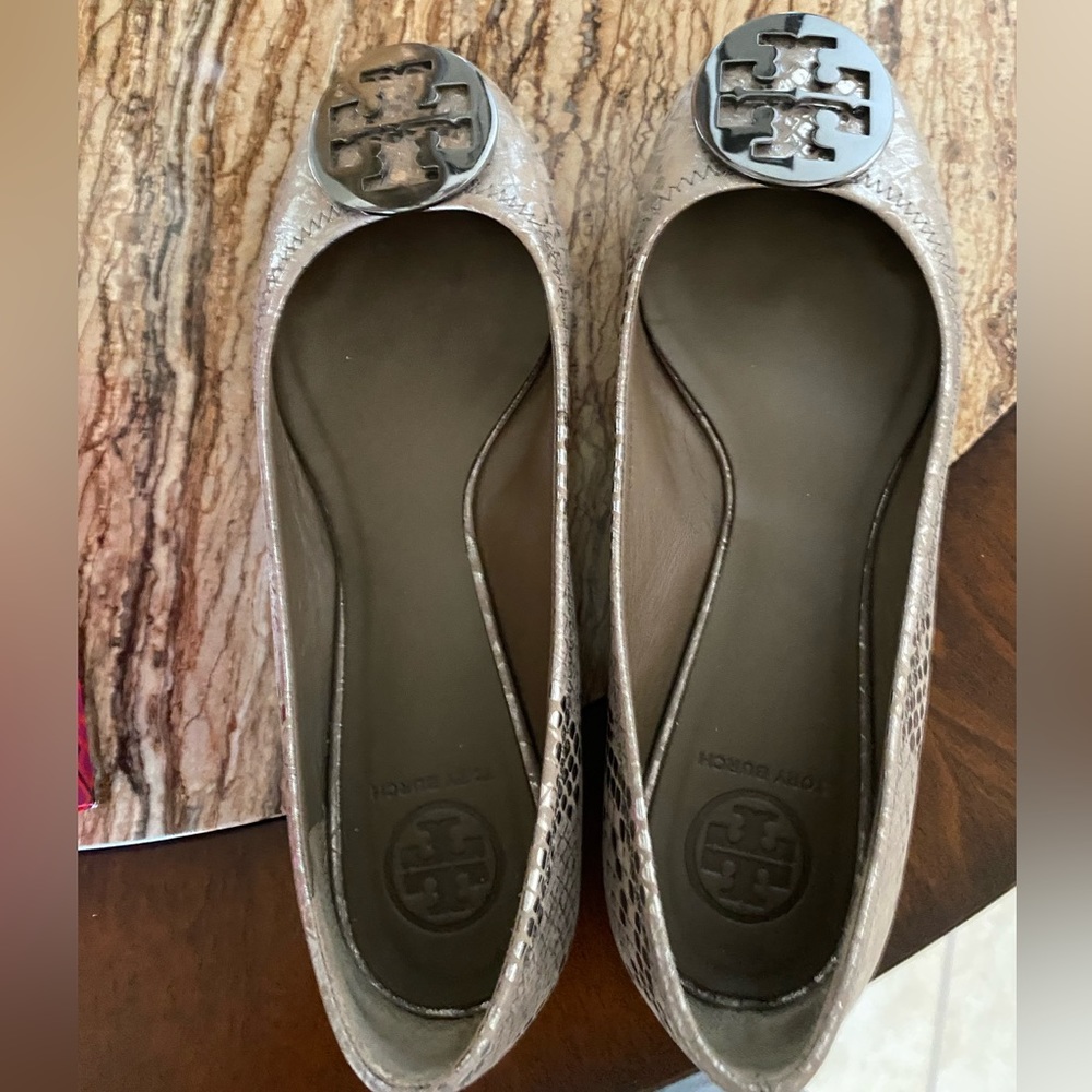 Gently used Tory Burch Flats 8.5 True to size. Silver and black.